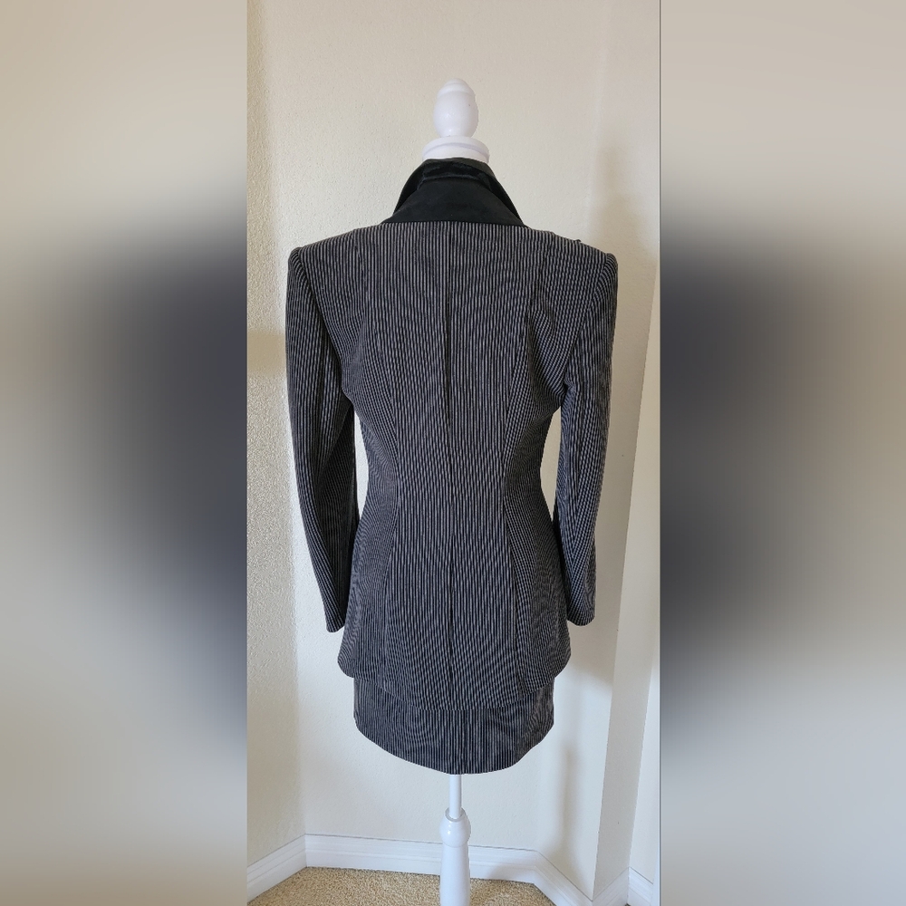 Tom Klaim Detachable Collar Suite, size 8. - Picture 4 of 6